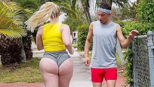Jenna Starr ------- https://it.xvideos.com/video.ubmlvhv9c90/bionda_dal_culo_grosso_e_grasso_cattura_e_scopa_il_suo_giovane_vicino_pervertito