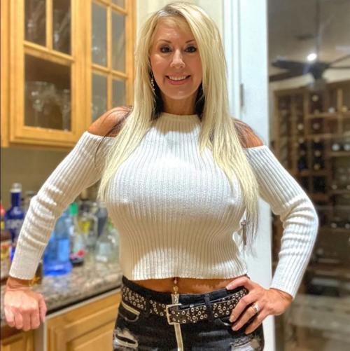 Chaisingainslee/Aislee Divine