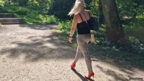 What's the name of this pornstar?