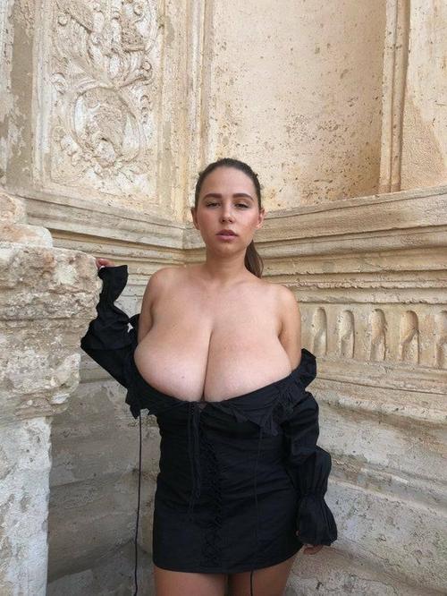 What's the name of this pornstar?