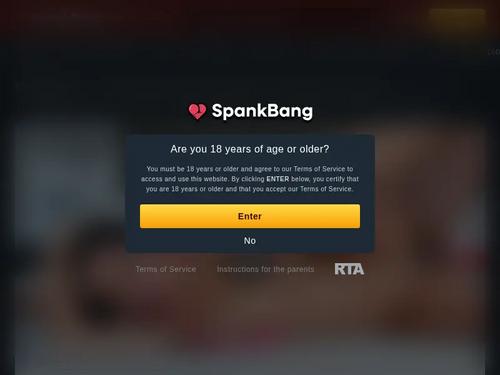 Name the girls who are in the end of the video 